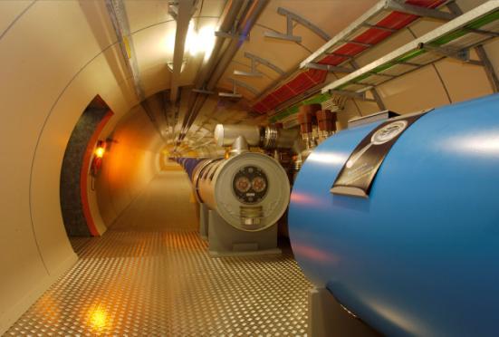 LHC E l acceleratore di particelle più grande e potente finora realizzato, al cui interno sono accelerati ad altissima velocità due fasci di protoni (in verso orario ed antiorario) che vengono fatti