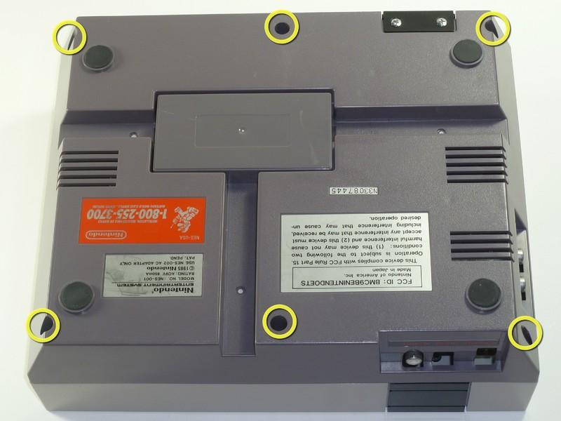 Sostituzione di uscita del controller Nintendo Entertainment System Passo 1 Vassoio cartuccia di gioco Rimuovere le