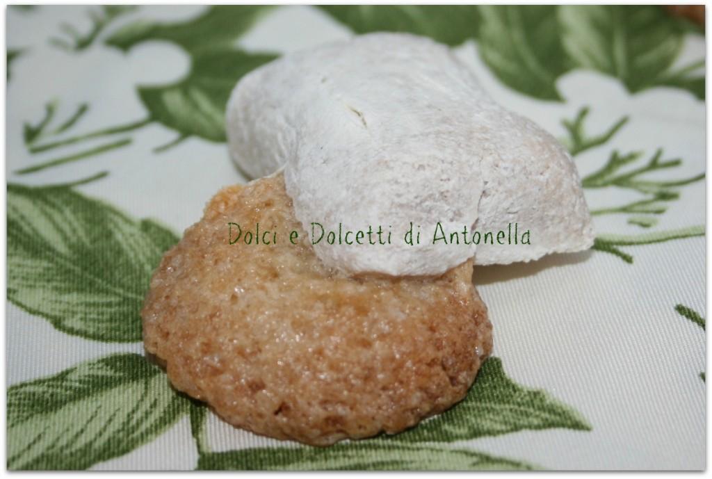 Ricetta Mustazzoli, Biscotti ossa di morto: Questi biscotti sono cosi un po magici direi! Ok la magia non esiste, ma li caratterizza un processo che a me sembra proprio magico!