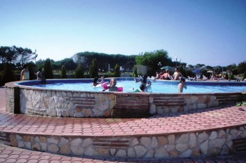 All interno del villaggio c è una piscina semiolimpionica regolamentare, con una superficie di circa 800mq, e un altra piscina di una superficie di oltre 100mq con una profondità di appena 50 cm d