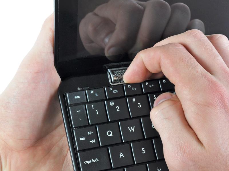 consiglia di spingere la tastiera verso l'esterno con una mano attraverso