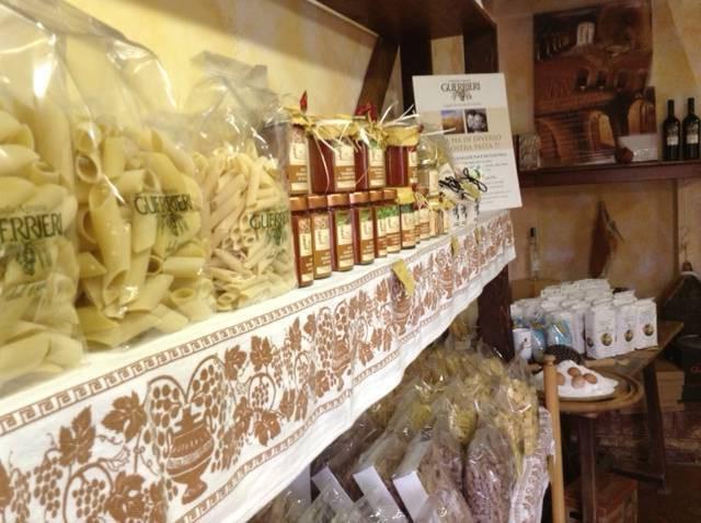 La Bottega del Mastin Vecchio Visita la nostra Bottega in via Roma (di fronte all'ingresso del Ristorante) ricca di prodotti tipici a cavallo tra Romagna e Marche.
