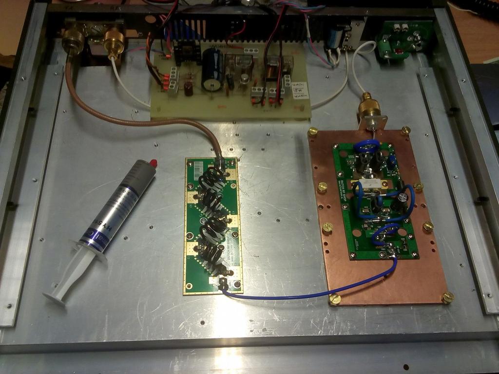 Apposizione di pasta termo conduttiva tra il modulo RF ed il rame e tra rame e alluminio,