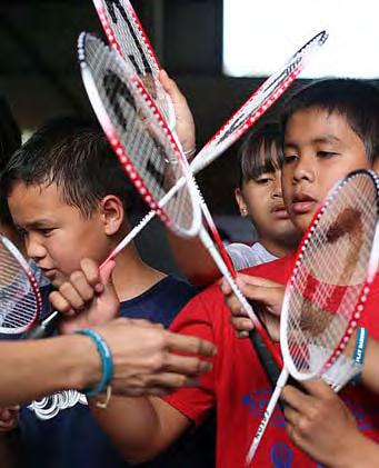 Programma per il badminton nelle scuole Obiettivo: rendere il badminton uno degli sport scolastici più popolari. o Shuttle Time è studiato per aiutare gli insegnanti.