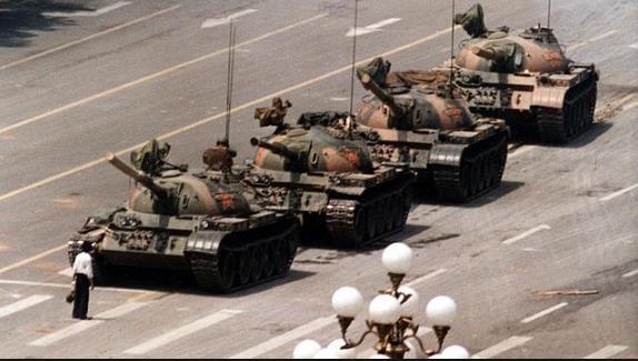 Forza vs Fortezza: piazza Tiananmen È il 5 giugno 1989, già da 24 ore procede implacabile l'intervento militare per schiacciare la "primavera democratica".