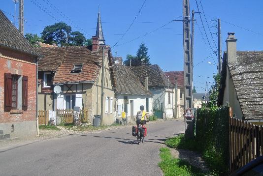 Sempre pedalando lasciamo Parigi lungo i canali che seguendo il corso della Senna e le sue grandi anse; incontreremo diversi parchi fra cui il Parc des Impressionistes di Rueil-Malmaison, fedele