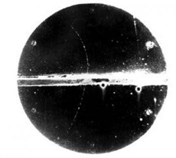 LA SCOPERTA DEL POSITRONE Nel 1932, mentre studiava le tracce lasciate dalle particelle dei raggi cosmici nel suo rivelatore, Carl Anderson notò che alcune di esse reagivano al campo magnetico come