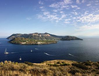 MINICROCIERA ISOLE EOLIE Taormina Milazzo Lipari e Vulcano 1 GIORNO: TAORMINA - MILAZZO In mattinata ritrovo dei partecipanti, sistemazione in pullman e partenza per Taormina la più famosa località