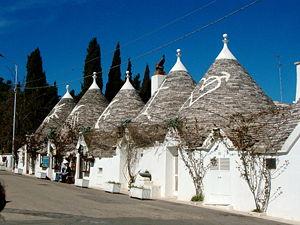 Maria e Riccardo hanno girato la Puglia O in autobus O in macchina O in treno g. Ad Alberobello O hanno dormito in un Trullo O hanno affittato un trullo O hanno comprato un trullo h.