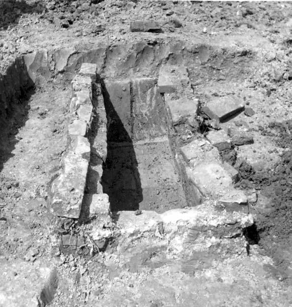 nord-orientale della via Annia: a) scavo della