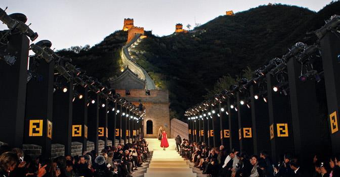 Nel 2007, sulla Grande Muraglia a Pechino, è andata in scena la sfilata Fendi dello stesso anno, un evento che ha riscosso notevole successo e notorietà non solo in Asia, ma anche in America ed