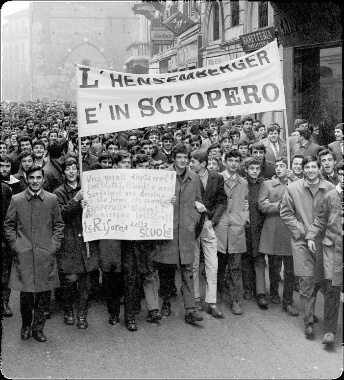 4. Gli anni 70 e il terrorismo La contestazione studentesca In Italia la protesta del Sessantotto cominciò nelle università: i giovani si ribellarono al conformismo culturale e chiesero forme nuove