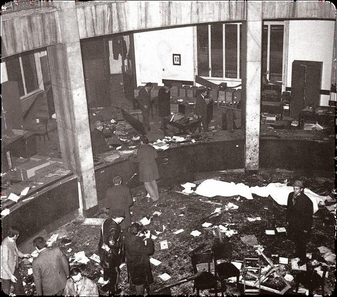 4. Gli anni 70 e il terrorismo Il terrorismo nero Il 1969 segnò l inizio di una serie di attentati terroristici che insanguinarono l Italia fino ai primi anni ottanta: il 12 dicembre una bomba