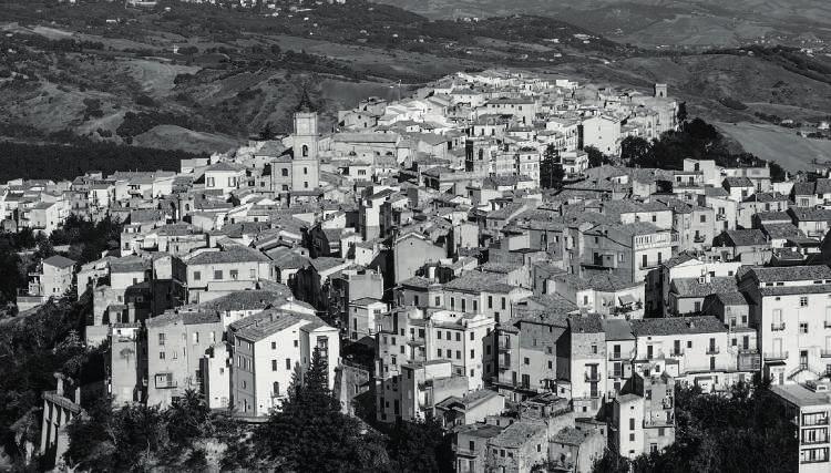 RELAZIONE ILLUSTRATIVA L Associazione tra Enti Locali del Sangro Aventino, nata nel 1998, è stata costituita tramite convenzione da 63 comuni situati nella provincia di Chieti e L Aquila.