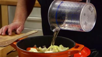 8 Coprite la pentola con il suo coperchio e lasciate cuocere a fuoco moderato per circa