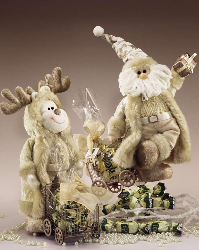 NATALE Art. 4628: Originali e raffinati pupazzi natalizi in peluche con carrello con torroncini morbidi ricoperti di cioccolato 120g 6 pz per ct Altezza: 28 cm CHRISTMAS Art.