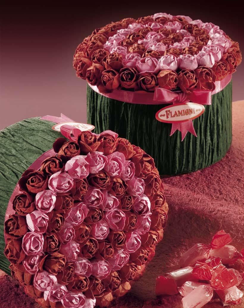 SAN VALENTINO E FESTA DELLA MAMMA Art. 4693: Pregiato cofanetto con spirale di rose bicolour con bon bons 300g 3 pz per ct Dimensioni: 15x12 cm SAINT VALENTINE AND MOTHER S DAY Art.