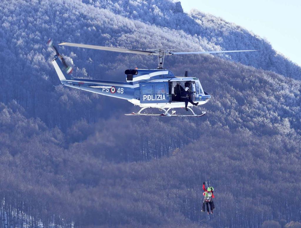 La vertigine non e'paura di cadere, ma voglia di volare. CAPRACOTTA (IS): Addestramento al verricello con il Corpo Nazionale Soccorso Alpino Speleologico Molise.