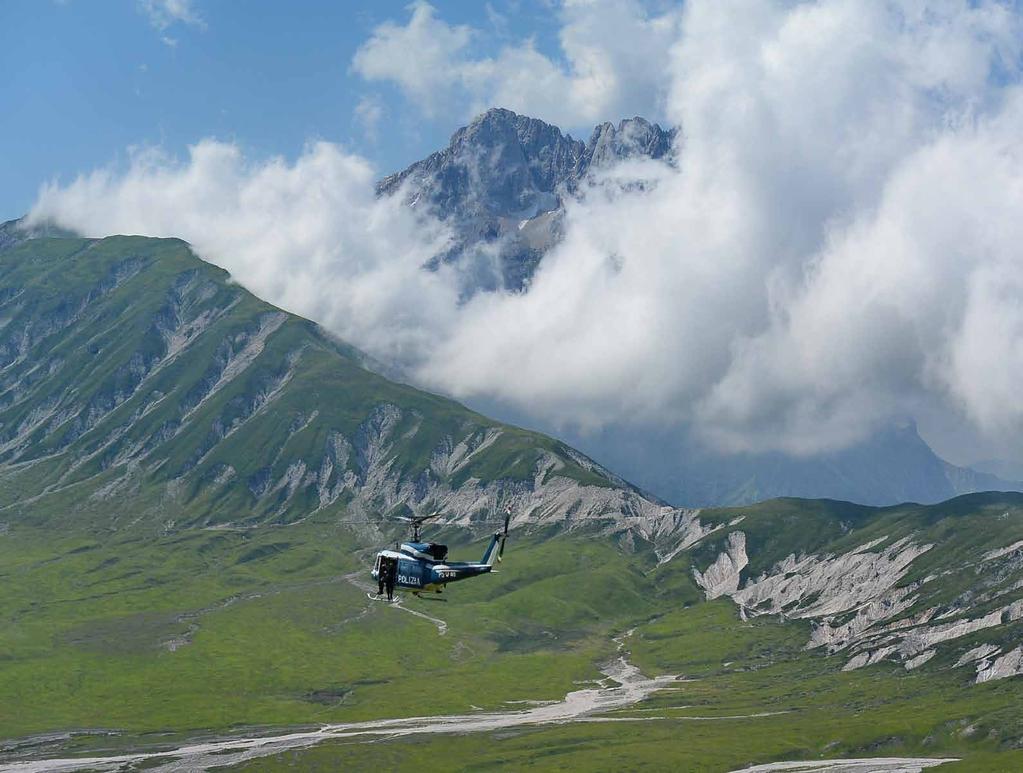CAMPO IMPERATORE (AQ) UH 212 in volo di addestramento in montagna sul Cormo Grande.
