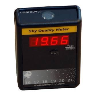 Il buiometro S.Q.M. (Sky Quality Meter) Lo Sky Quality Meter è uno strumento che, con un sensore CCD rivolto verso l alto, misura la luminosità del cielo in magnitudini x arco secondo quadrato.