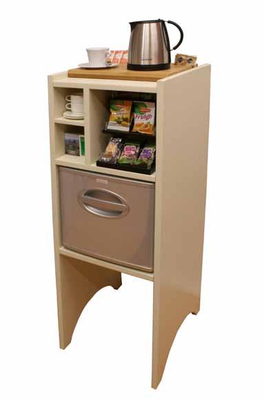 Colonne attrezzate Mobile realizzato artigianalmente in Italia con legno massello. Il frigobar, da 21 lt, a cassetta estraibile, è già installato all interno del mobile.