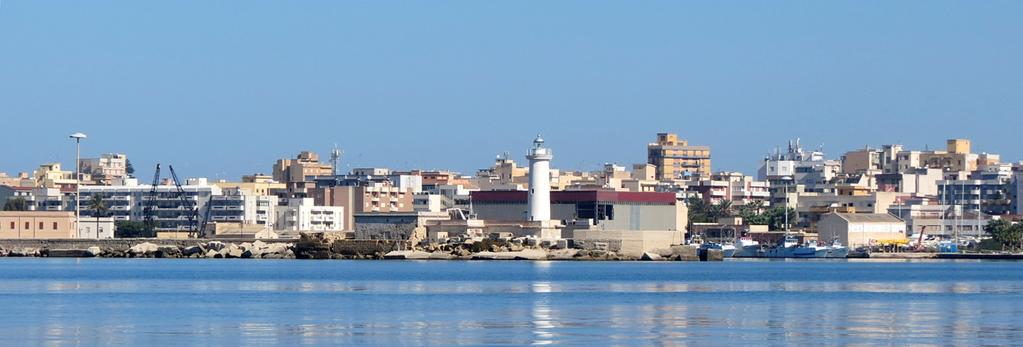 46b) di 14 piani, situato poco a NW della cattedrale, ben riconoscibile anche da grande distanza; il silos per vini, alto circa 18 m; il faro (fig. 46c).».