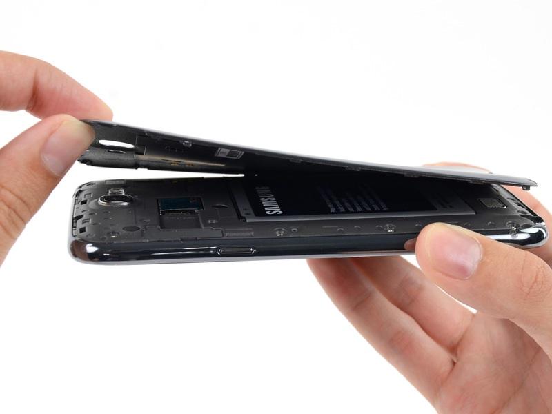 Passo 4 MicroSD Card Se si dispone di una scheda SD inserita, utilizzare la parte piatta