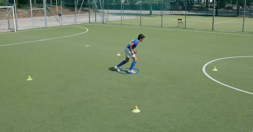 Happy Hockey H"##$ H%&'($! LA QUARTA E QUINTA CLASSE DELLA SCUOLA PRIMARIA 1. Corsa ludica Quadrifoglio Partenza dal centro, girare intorno a 4 coni passando sempre per il centro. Chi è il più veloce?