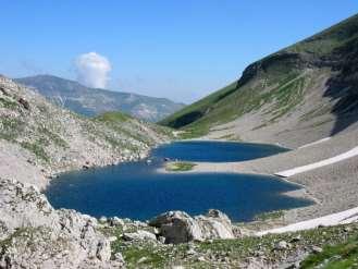 Nel Parco sono situati il lago di Fiastra (artificiale) e sotto la sommità del Vettore,il mitico Lago di Pilato(1940m) racchiuso tra pareti verticali in una stretta valle glaciale.