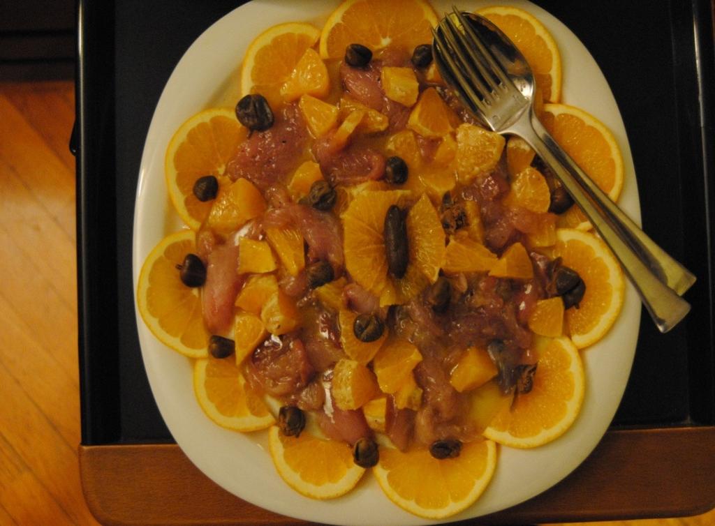 Orata con insalata di arance e miele di rododendro Ingredienti: otto filetti di orata tagliati a coltello molto sottili, un cucchiaio di miele di rododendro, una tazza da caffè di olio, sale, una