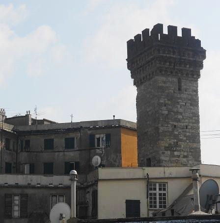 Torre Embriaci La torre degli Embriaci, la più alta della città di Genova, è l'unica sopravvissuta ad un'ordinanza del 1196 che imponeva la riduzione dell'altezza di tutte le torri cittadine.