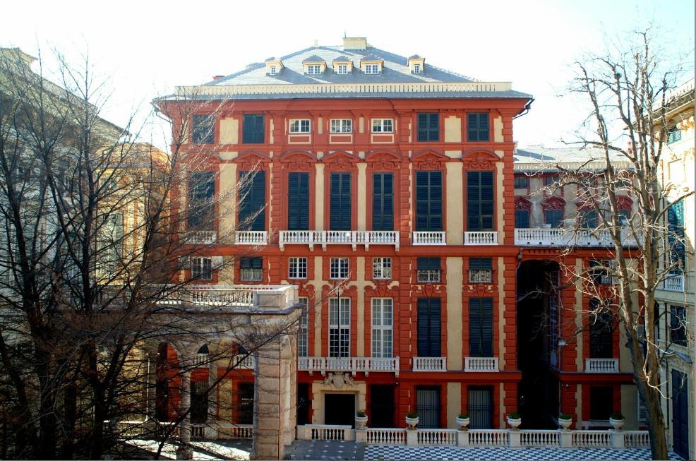 Palazzo Rosso Il Palazzo Rosso è uno dei palazzi più recenti di via Garibaldi e prende il nome dal caratteristico colore rosso genovese che lo contraddistingue.