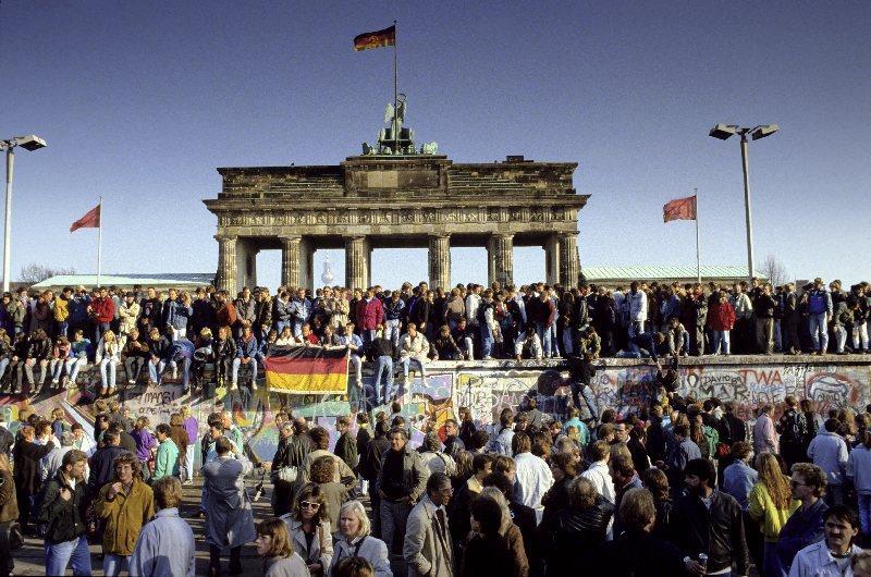 Il muro di Berlino cade il 9 novembre 1989 La sera del 9 novembre Conferenza stampa di G.