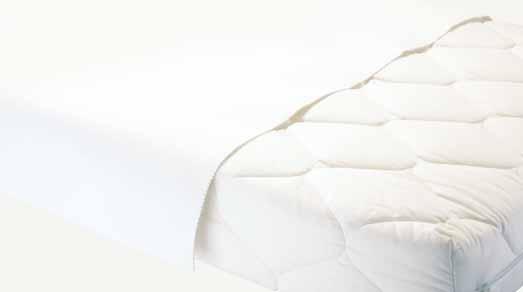 LETTINO SALVAPIPÍ CON ANGOLI La massima protezione igienica garantita dal lenzuolino a cappuccio con angoli elasticizzati ed inserto centrale in cotone felpato con membrana assorbente che