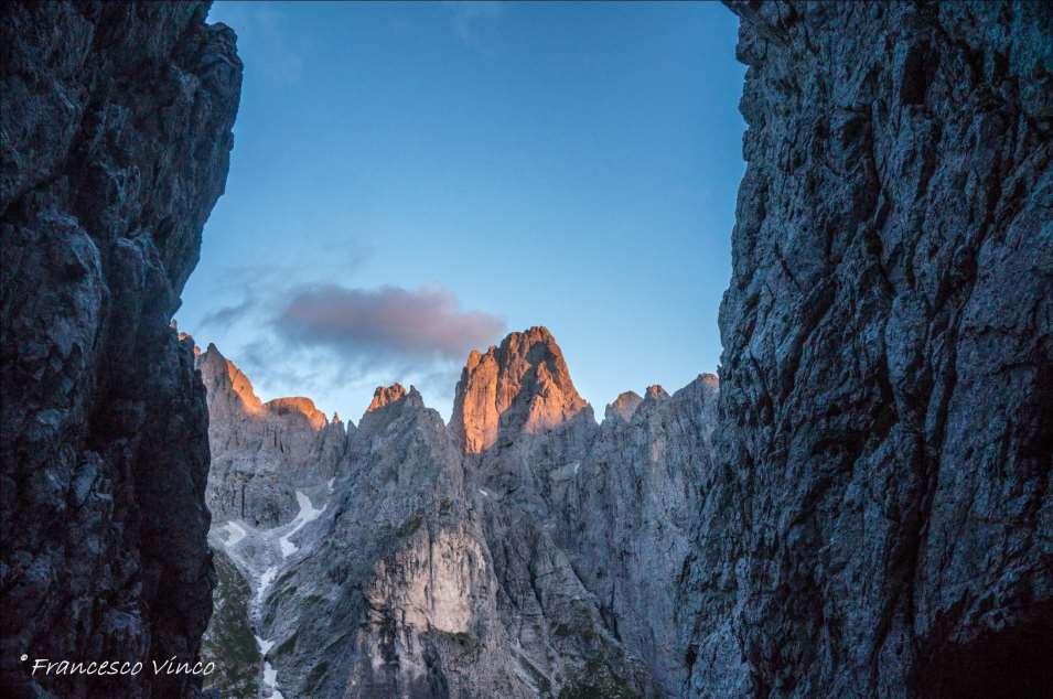 NODI la conoscenza dei nodi in escursionismo, anche se non necessità pregnante come nella pratica dell alpinismo è necessaria e almeno per i nodi: Nodo delle guide semplice e con frizione (per unire