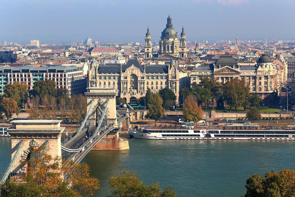 Visiteremo approfonditamente Budapest, capitale ungherese patrimonio dell Umanità dell Unesco, caratteristica per la sua divisione tra la parte storica di Buda, e quella