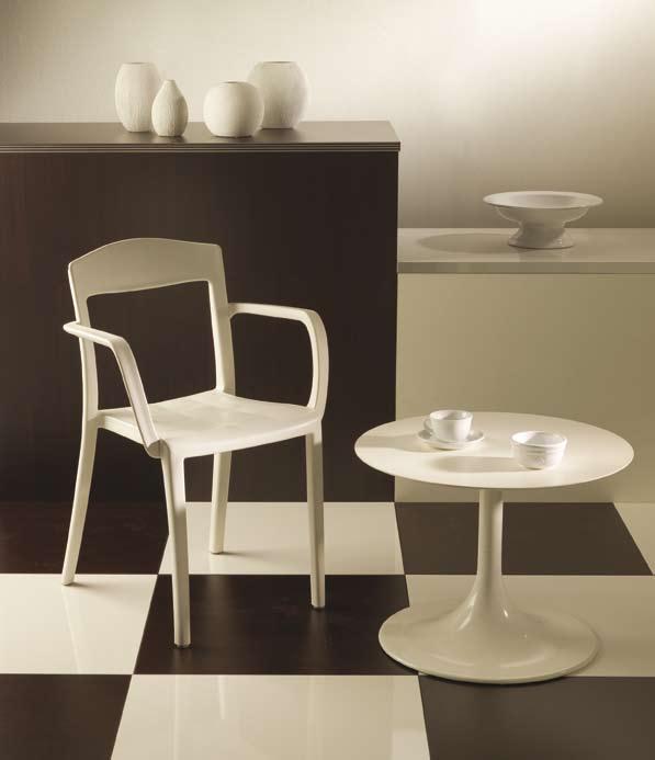 Riciclabile al 100%. Colori disponibili: bianco, rosso, grigio, marrone. Chair and armchair in polypropylene.