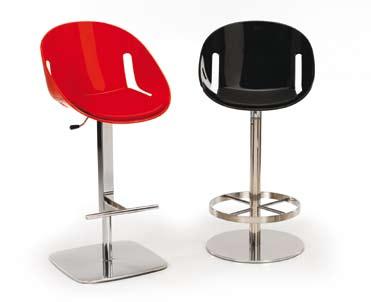 A comfortable seat with soft and rounded lines which captures everybody s attention. Stool in polycarbonate.