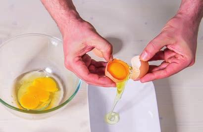 Preparate il pan di Spagna: sgusciate 3 uova in una ciotola, separate i tuorli dagli