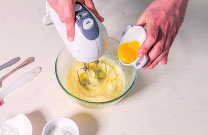 Unite lo zucchero nella ciotola con le uova (foto 2) e montate con le fruste elettriche