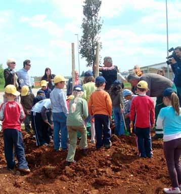 Stablašice su uz pomoć djelatnika komunalnog poduzeća Neapolis simbolično sadili i mališani iz Dječjeg vrtića Tičići, a pridružila im se i delegacija Novigradskog proljeća predvođena tajnicom NP-a i