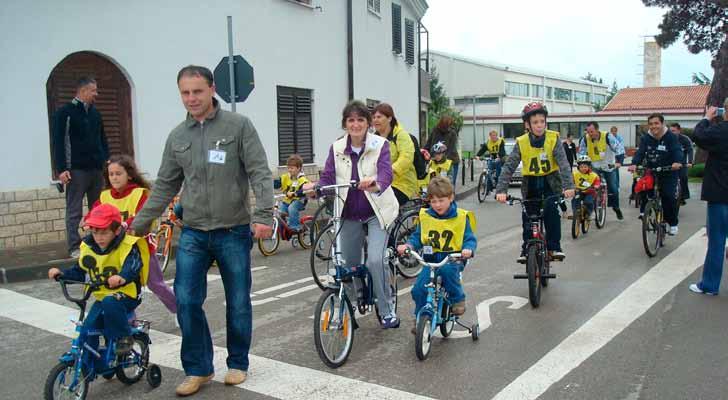 Novigradski list Il Gazzettino di Cittanova 53 Mališani i njihovi roditelji spojili ugodno s korisnim Eko dan u znaku čišćenja plaže i obiteljske biciklijade Nova manifestacija obuhvatila je eko