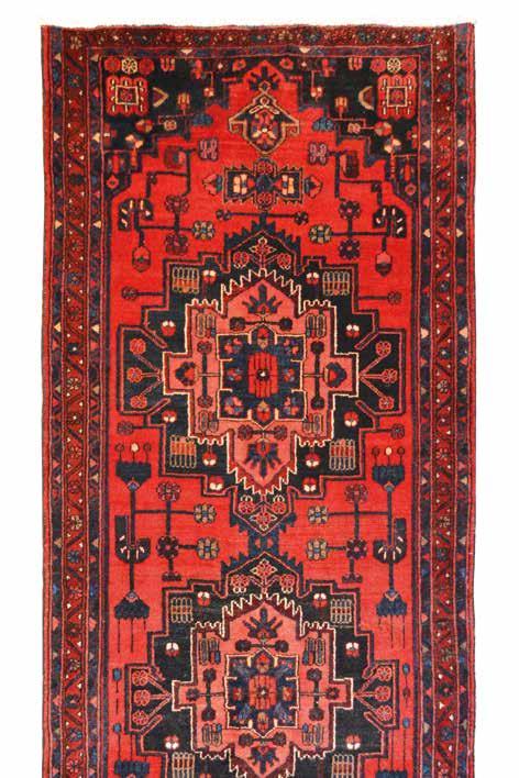 HAMADAN Dimensione: 308x108 cm YAZD Dimensione: 290x80 cm HAMADAN: sono i tappeti realizzati nella provincia di Hamadan, sono