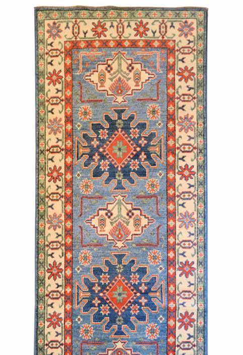 CECENIA Dimensione: 258X77 cm PARURE TAPPETI CECENIA: sono i tappeti originari della zona del Caucaso (Pakistan e India).