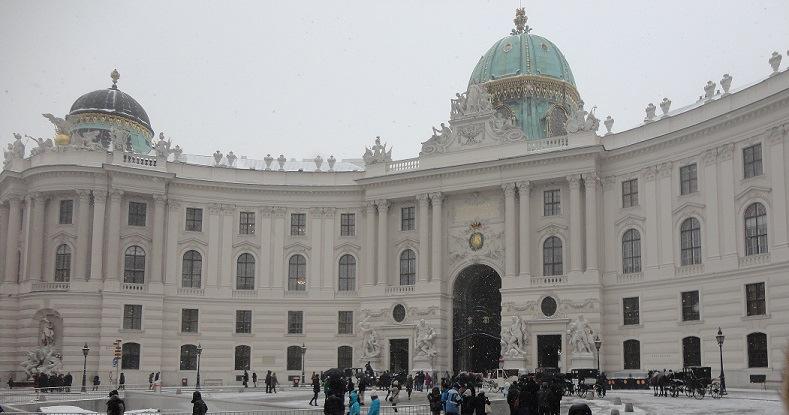 Hofburg Una puntata per le vie del centro ci sta, troviamo con piacere anche i mercatini di Natale.