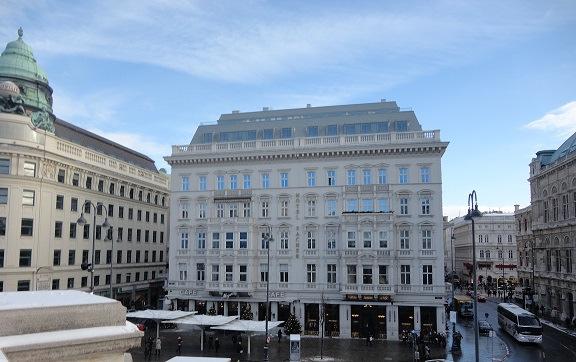 Hotel Sacher Usciamo verso le 21 con destinazione la piazza del Rathaus, c è gente ma non la folla che immaginavamo, ci sono le bancarelle dei mercatini, un bellissimo albero di Natale e due