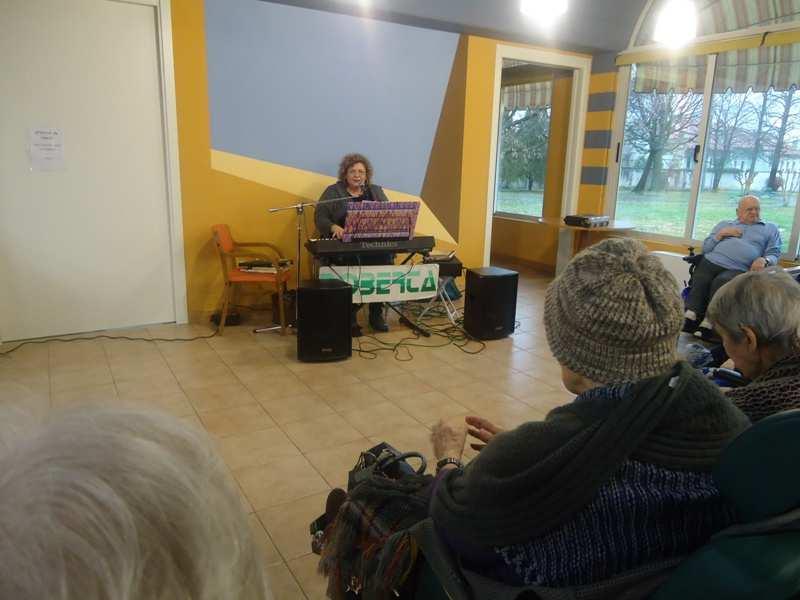 Tanti angioletti che vengono a trovare i nonni di Casa Mozzetti e a coccolarli con le loro allegre canzoncine e poesie! RICORDANDO.