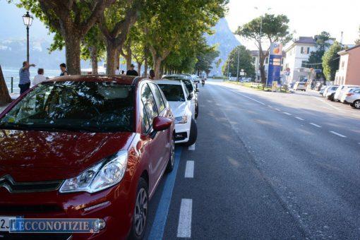 I parcheggi sul lungolago Per consentire alla pista di proseguire sul LungoLario si dovrà fare a meno dei parcheggi che oggi affiancano la