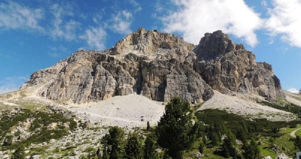 Lo si segue fino a raggiungere la Selletta, dove si trovano i resti dell ex posizione Goiginger: trincee, camminamenti in calcestruzzo con fregi, baracche, appostamenti per cecchini, ricoveri in