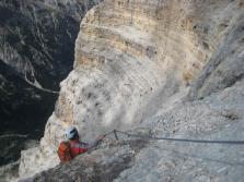 di Rozes. Scesi alcuni gradoni di roccia piuttosto verticali, seguiamo la cengia arrivando finalmente all attacco vero e proprio della ferrata (2h da rifugio).